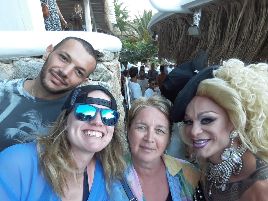 ElisaTofful's tweet photo. The best of ever,The one and only queen of Mykonos, Priscilla!#mykonos #jackieo #priscilla #iloveit #ilovethisplace https://t.co/Rcsv1FIJuD