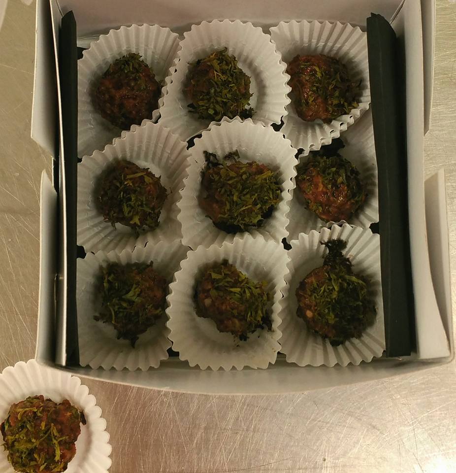 PaulsPetFood's tweet photo. Testing #custom mini meatballs for a dog with sensitive teeth. #grassfedbeef #organic #realfoodforpets #feedreal https://t.co/qEOLkE8JZi