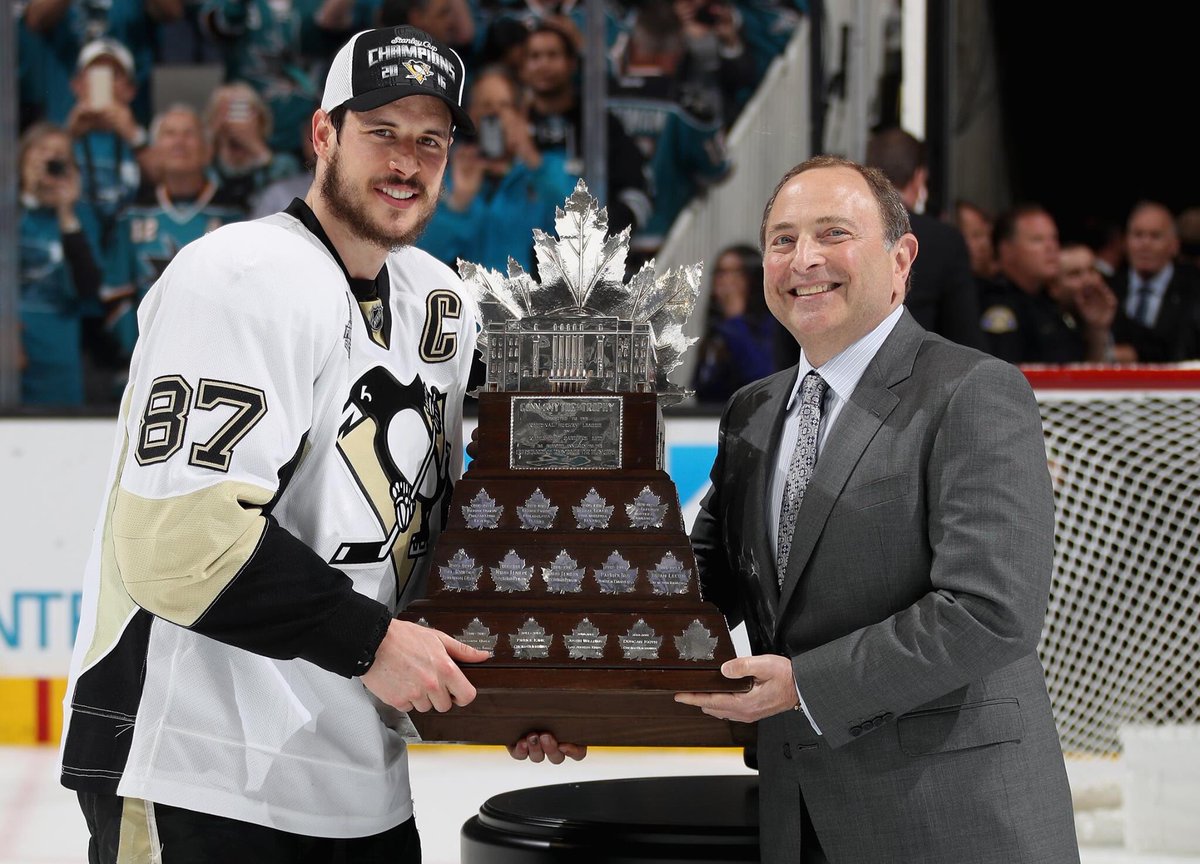 thanhctang's tweet photo. @penguins @PensInsideScoop @PensPRLady Why does Crosby have a seam at the bottom of his jersey but no one else? https://t.co/1aR2dri1Su