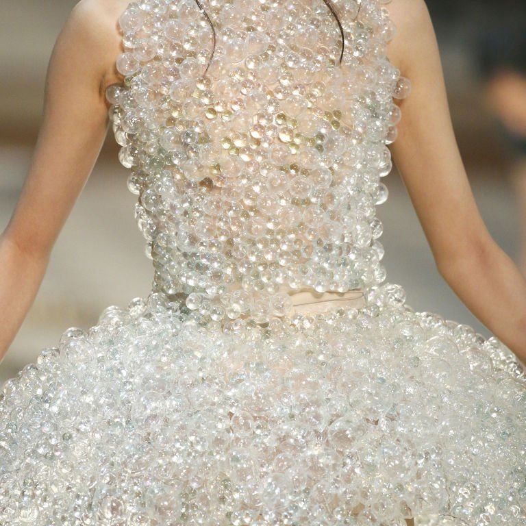 ELLEmagazine's tweet image. This Couture Dress Is Made of Hundreds of Glass Bubbles bit.ly/29ktzek