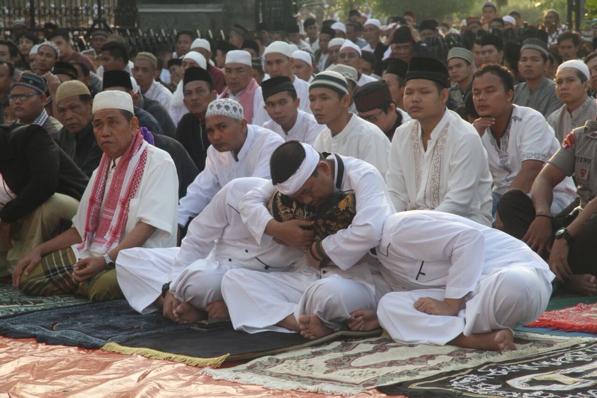 Bumi Bersujud, Langit Bertasbih.
Selamat Datang Hari Suci 1 Syawal 1437 Hijriyah 

Maafkan... 🙏🏽🙏🏽🙏🏽