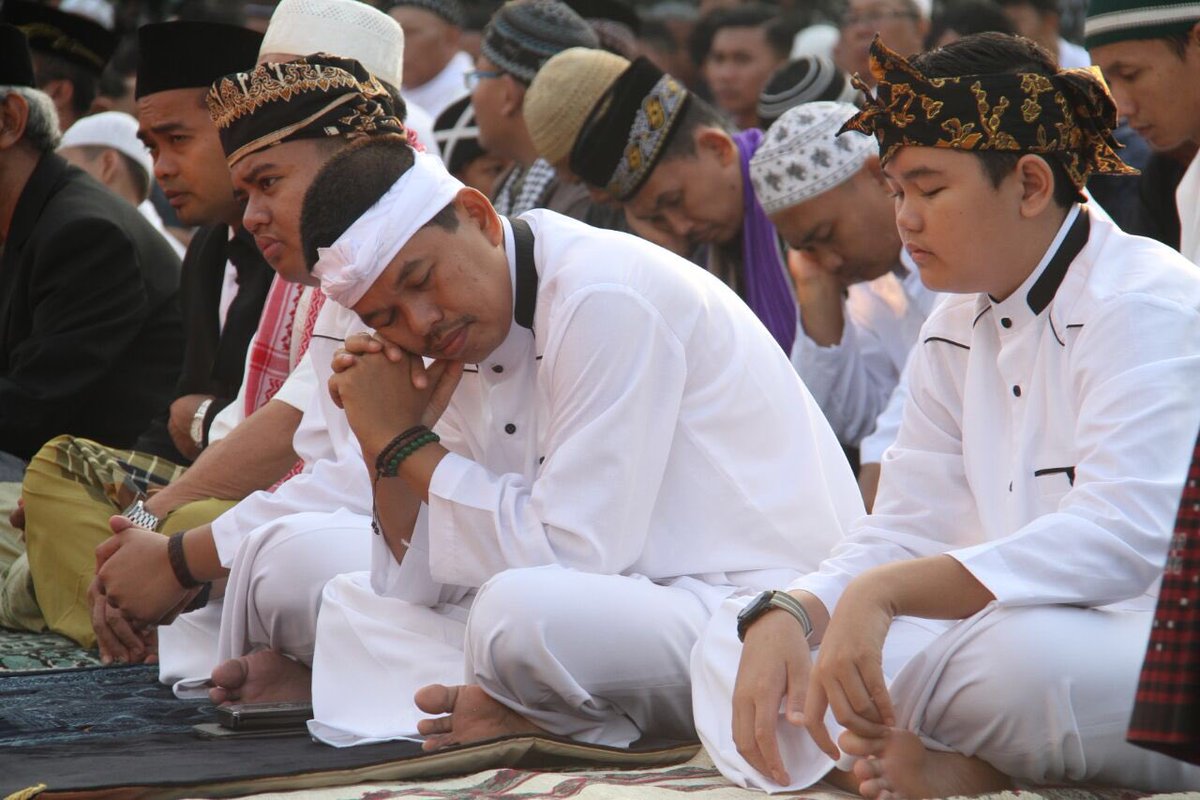 DediMulyadi71's tweet photo. Bumi Bersujud, Langit Bertasbih.
Selamat Datang Hari Suci 1 Syawal 1437 Hijriyah 

Maafkan... 🙏🏽🙏🏽🙏🏽 https://t.co/JRwp7E6GcC