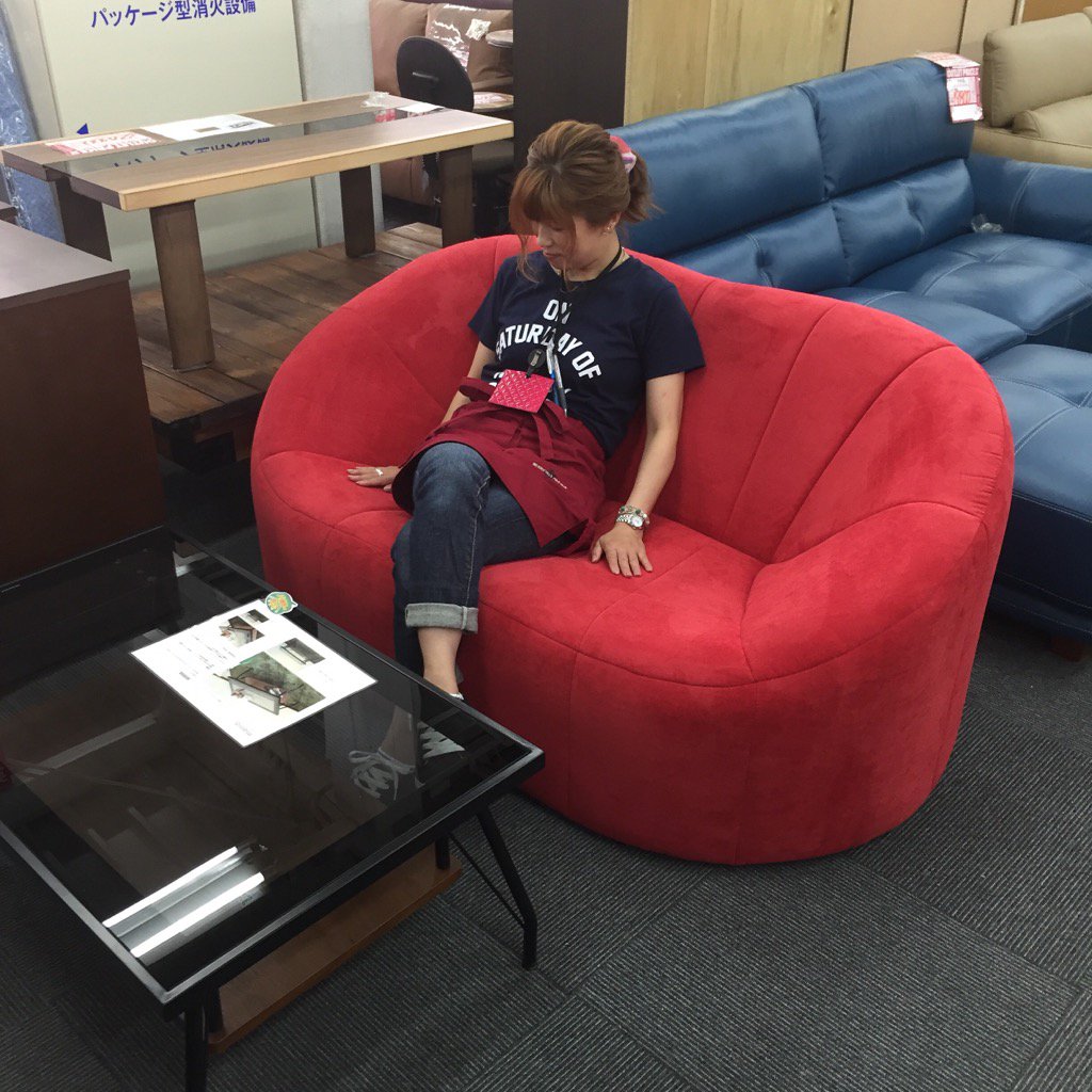 家具の宝島 この暑苦しい夏に負けないくらいの熱ぅいカップルにぴったりなラブソファー 1 5pですが 2人で座るとラブラブできます ブルーもありますよ どちらも一点モノでーす アウトレット 家具の宝島 のぶちゃんマン ラブソファー T Co