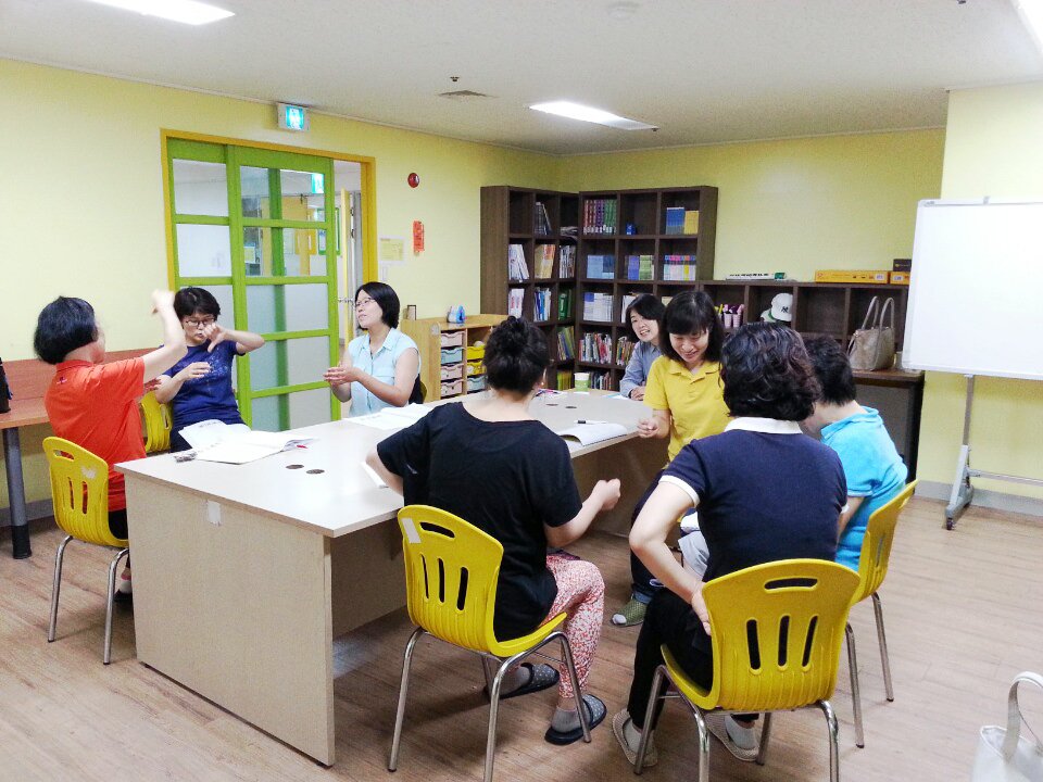 hansolwf's tweet photo. #한솔작은도서관 #어머니동화구연 #동화구연 손의 움직임을 이용하여 감정, 사물, 동물, 여러 가지 자연현상 등을 표현하는 손유희!! 아이들이 직접 따라할수 있는 손유희 동작을 연습해보았습니다~^^ https://t.co/QFKwBEQohS