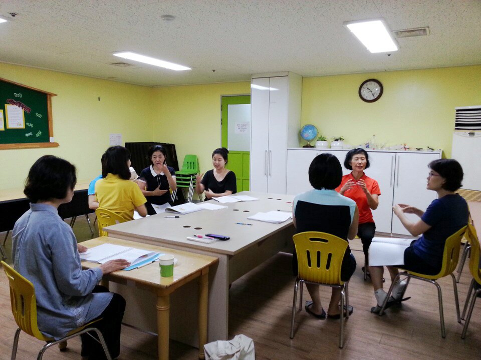 hansolwf's tweet photo. #한솔작은도서관 #어머니동화구연 #동화구연 손의 움직임을 이용하여 감정, 사물, 동물, 여러 가지 자연현상 등을 표현하는 손유희!! 아이들이 직접 따라할수 있는 손유희 동작을 연습해보았습니다~^^ https://t.co/QFKwBEQohS