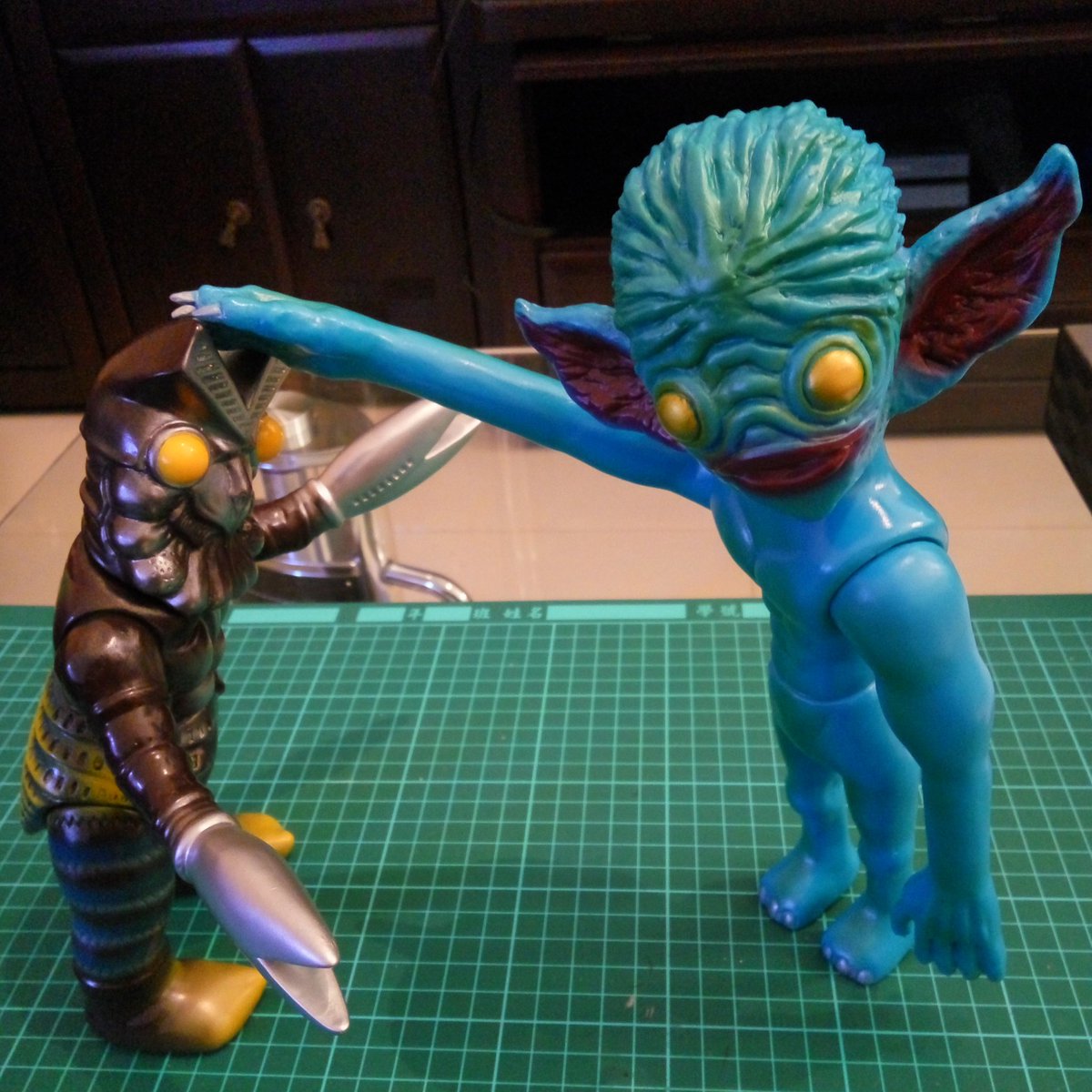 Shockercombatan's tweet photo. Hey shorties, you can't touch this!

#vinyl #vinyltoy #kaiju #sofubi #sofubi #balton #巴爾坦星人 #特攝 #軟膠 #長手的醜醜外星人但是很討喜 https://t.co/M5vgZNgYmh
