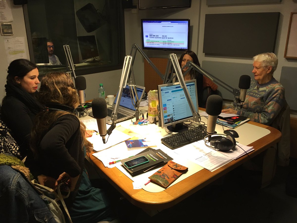 Ahora mismo en la radio con #LauraDevetach <a href="/CalibroscopioEd/">Calibroscopioedit</a> <a href="/azulaydan/">~daniela azulay~ 💚</a> <a href="/CuentosChiri/">CuentosChiribitil</a>