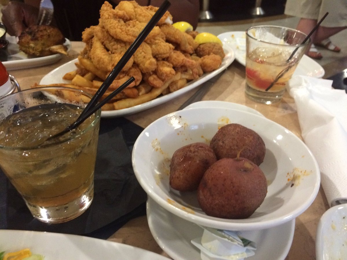 PrinceRak's tweet photo. Hella food #nola #thosepotatoes #nothushpuppies #Deanies #hellagood https://t.co/T8xb8Tcljy