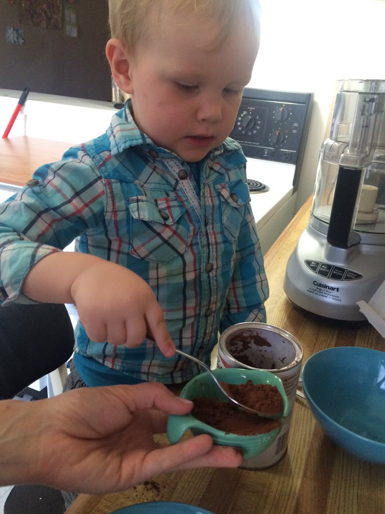 Baking with my 3yo #weegan today 

💚🌱