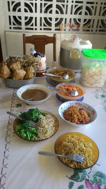 setyahendro's tweet photo. Ketupat Temanggung yang ngangenin... https://t.co/GiE2q0abxq
