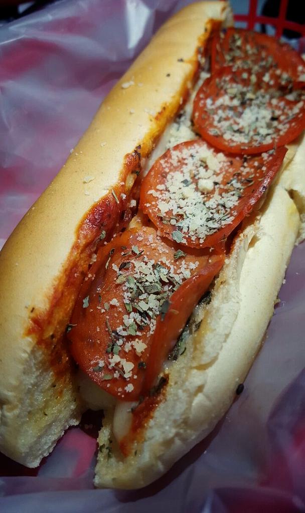 FoodLifeLoveSV's tweet image. Hoy con nuestros amigos @gordorodriguez y @NoMienta de @TardeSinEstres probamos un pizzadog de @ConysHotDogs 👌👌👌👌