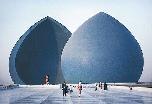zabandash's tweet photo. عذراً انت نصبُ شَهِيد؟
اذاً مالذي ارى هناك؟
نصبٌ؟ رمزٌ؟
كلا هي ارضٌ توسدت باجساد شهداء
#تفجير_الكرادة
#شهداء_الكرادة https://t.co/I0RG80VQHC