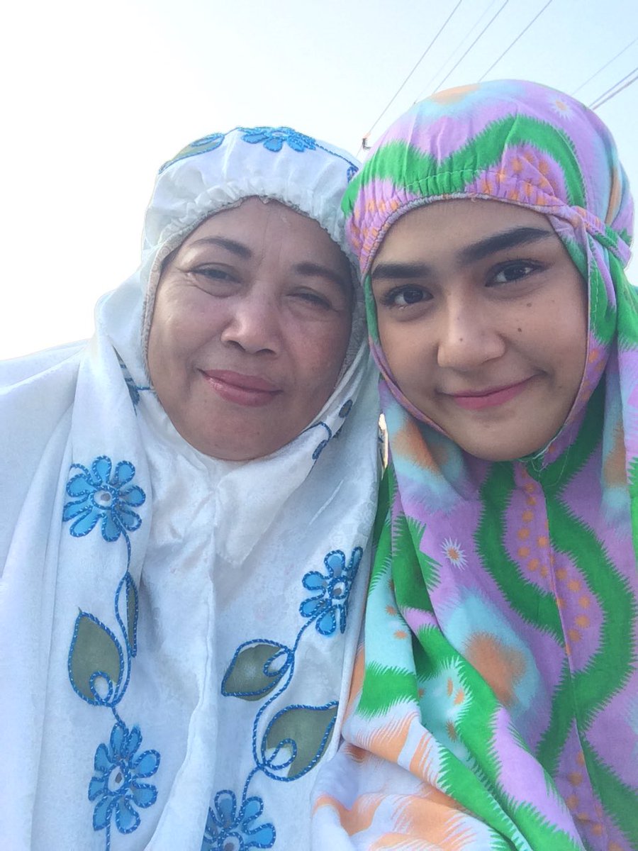 Aku dan mamah ngucapin mohon maaf lahir dan batin 💕🙏🏻