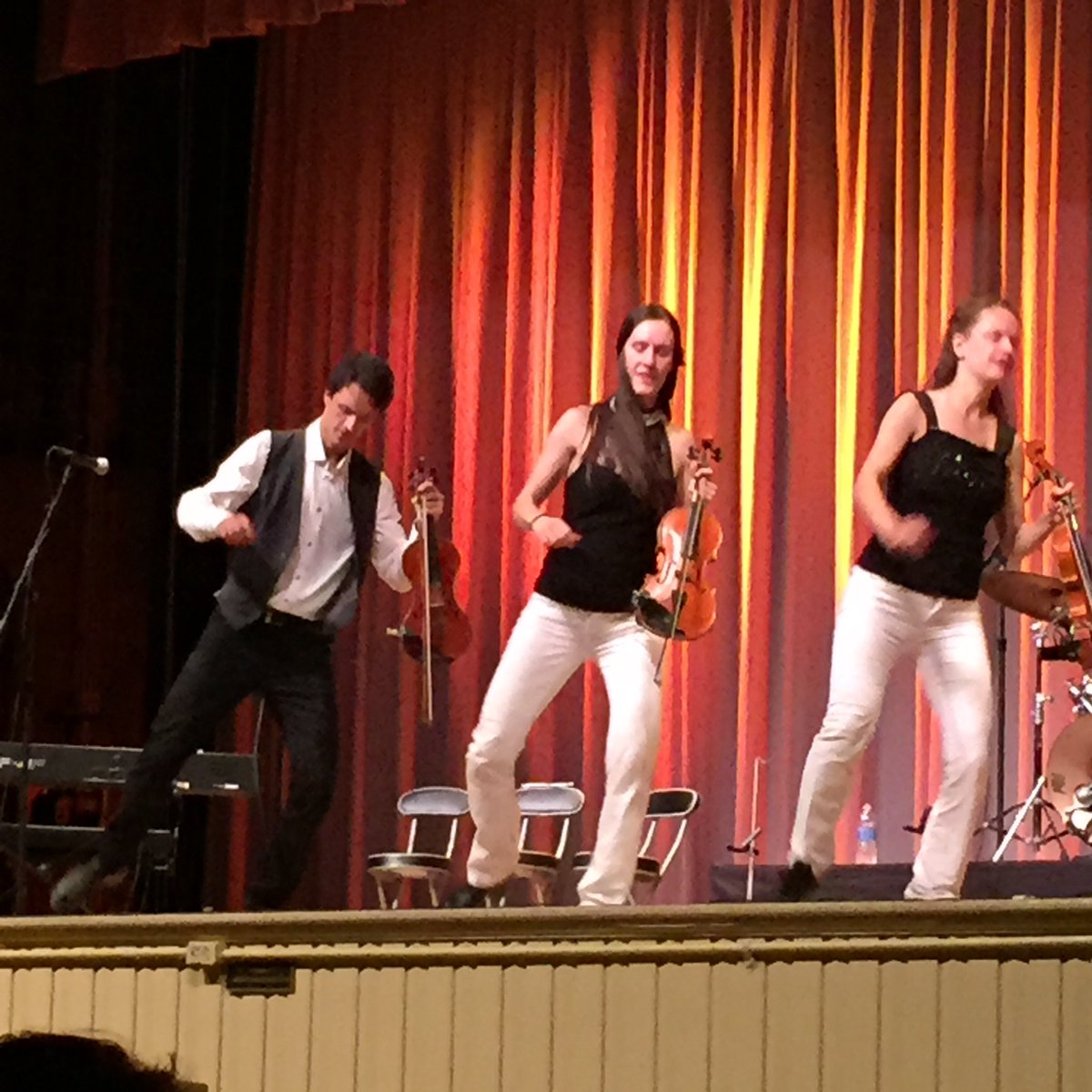 lisa_burnett_27's tweet image. #EverythingFitz #stepdancing #fiddles #singing #awesome-finish @LakesideOH