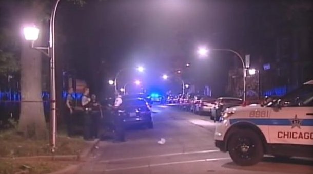 CBSEveningNews's tweet image. Chicago shootings: More than 60 shot during holiday weekend: cbsn.ws/29ms5w3