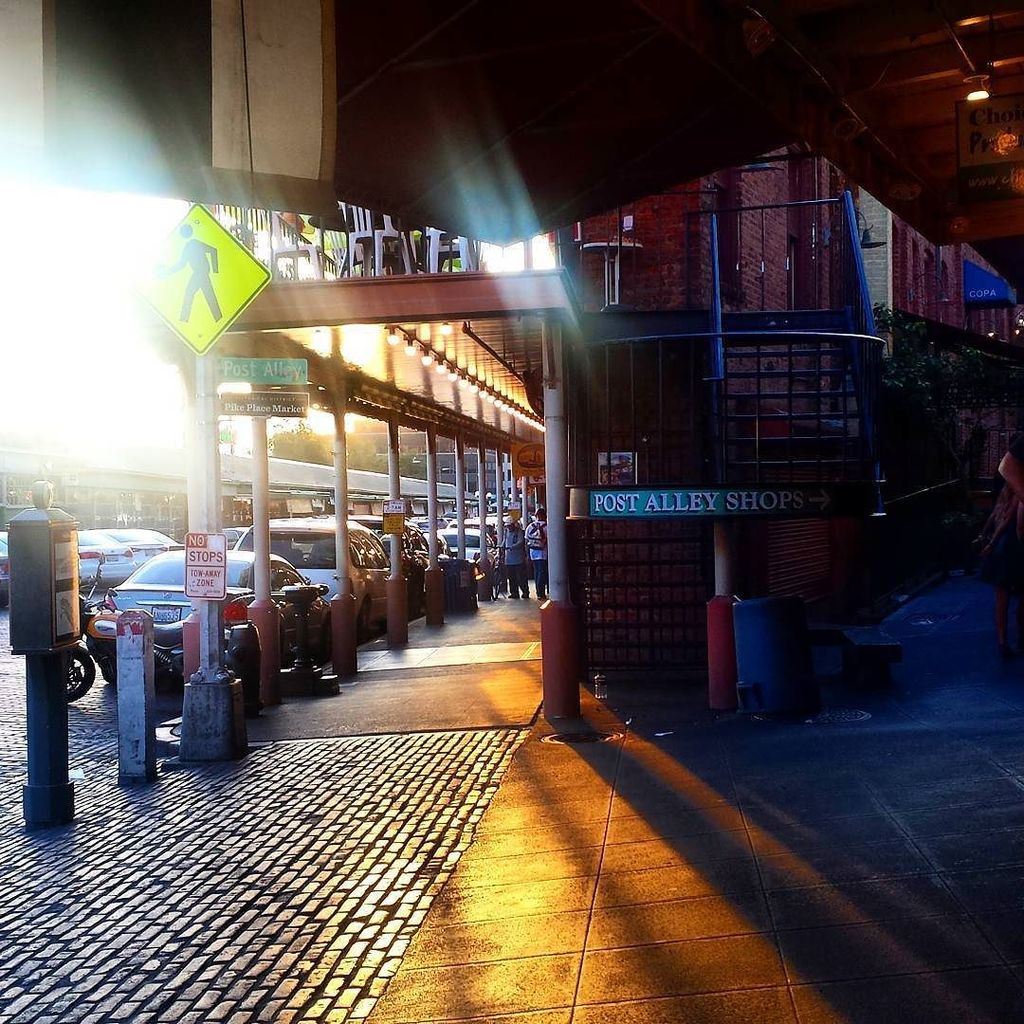innatthemarket's tweet photo. Closing time
#pikeplacemarket #pikeplace #seattle #wa #pnw #pnwlove #travelgram #explorew… https://t.co/HMNTEoOnS2 https://t.co/VUFHMiwcOn