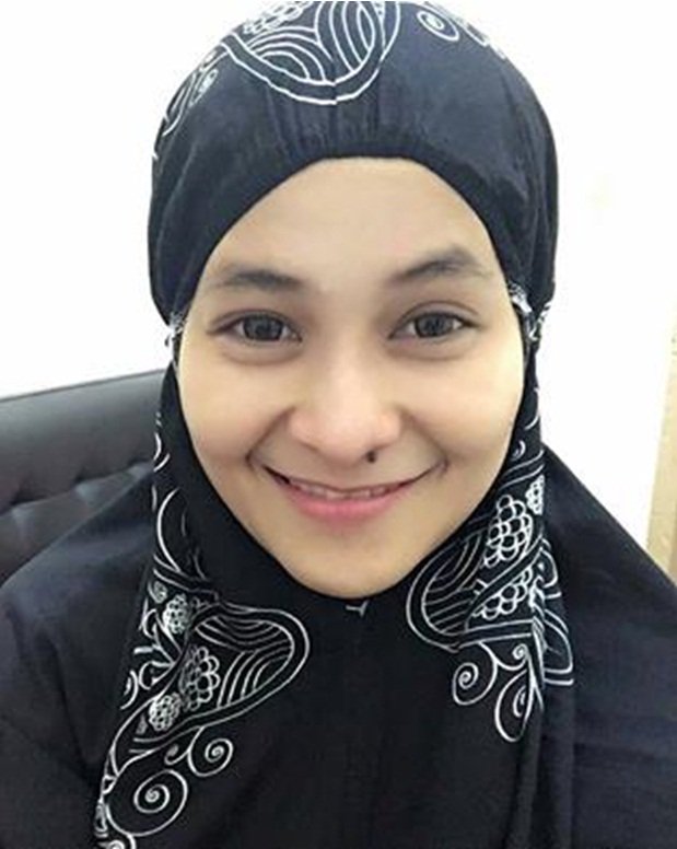 Afta_RockerZ's tweet photo. Cntik parah k @MitaEnglandMuse cantik bgt pke mukena itu duh😘😘aku makinn ngfans ma kka dj☺☺ https://t.co/zPqfJQmapY"