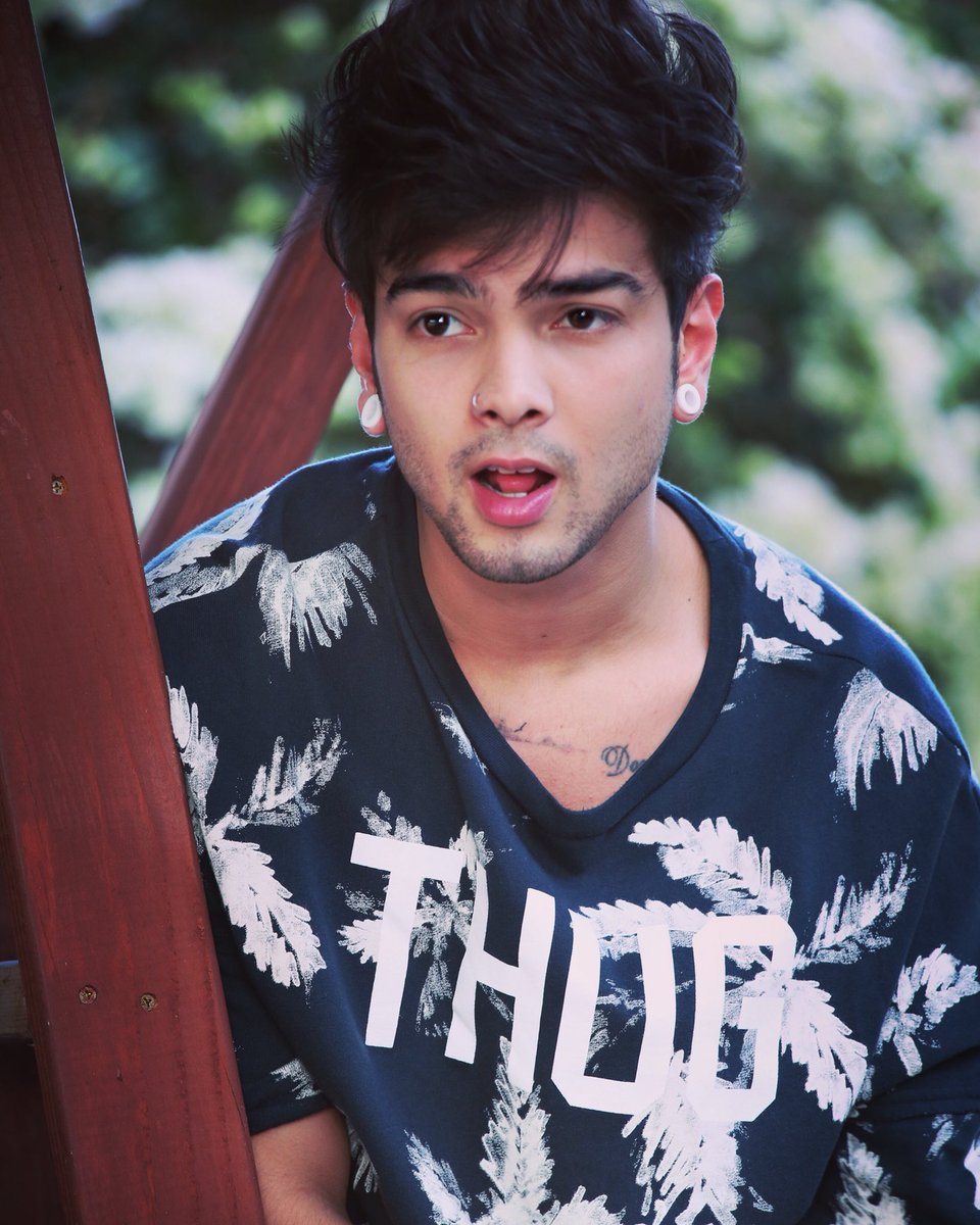 Juanjaramilloe's tweet photo. Cuando ves a alguien que te gusta en la calle. https://t.co/XLurYY2Cs9