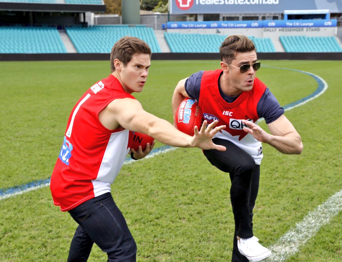 ZacEfron's tweet image. Few mates from the @sydneyswans came out to play today. Adam scored 6 pts. I scored 18 I&apos;m pretty sure. #goswans