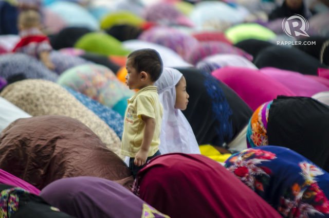 rapplerdotcom's tweet photo. Muslims gather in Quezon City Memorial Circle in observance of #EidMubarak.
Photos by: Rob Reyes
#Rstream https://t.co/xCdkcJ7Zpo