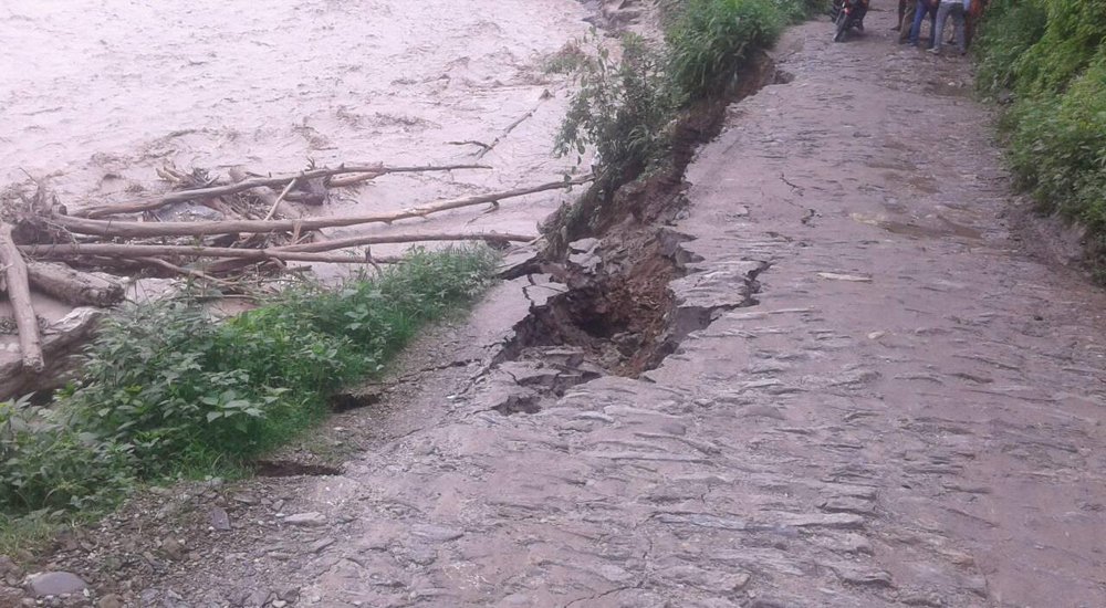 kathmandupost's tweet photo. Heavy rain triggers deadly #flood in Bhotekoshi

https://t.co/QxbSX0YCQZ https://t.co/RK97bMklAk