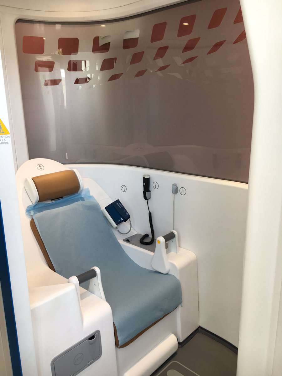 CelineSportisse's tweet image. #univesante16 Passage au stand #H4D pour voir la consult'station, cabinet médical connecté #esanté #hcsmeufr