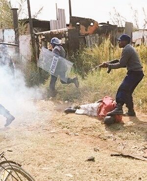 maDube_'s tweet image. Zimbabweans are treated like insurgents in our country and not citizens in need of protection

#ShutDownZimbabwe2016