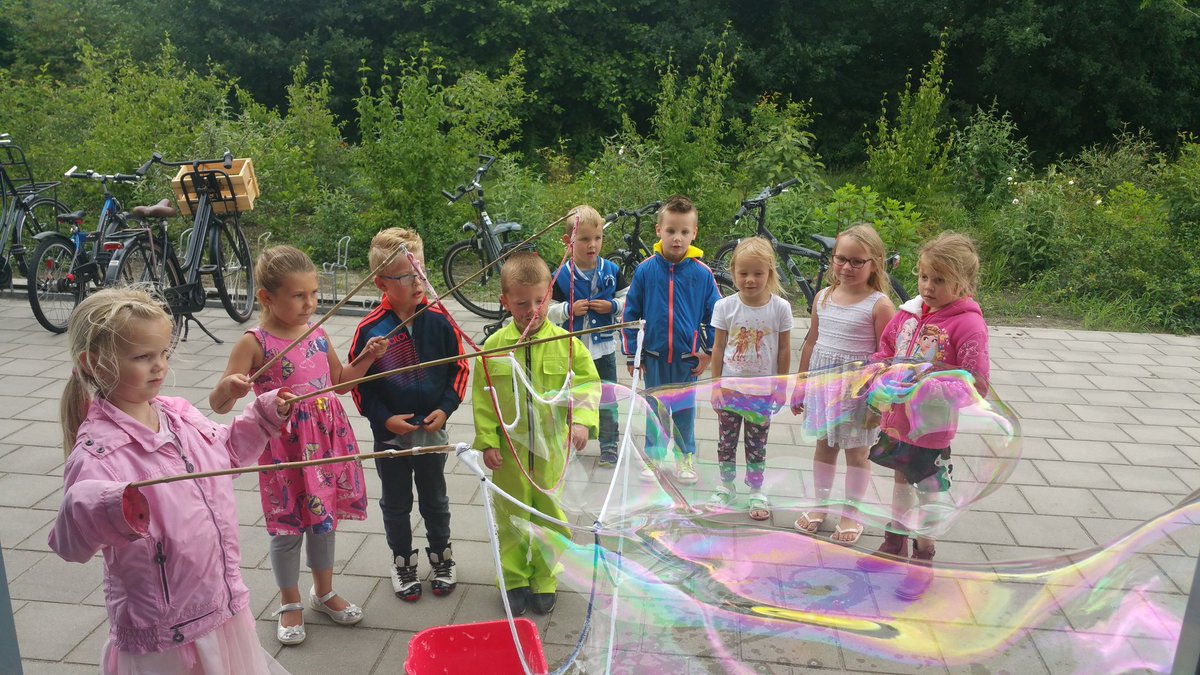 De leerlingen van groep 1 en 2 maken prachtige grote bellen.
