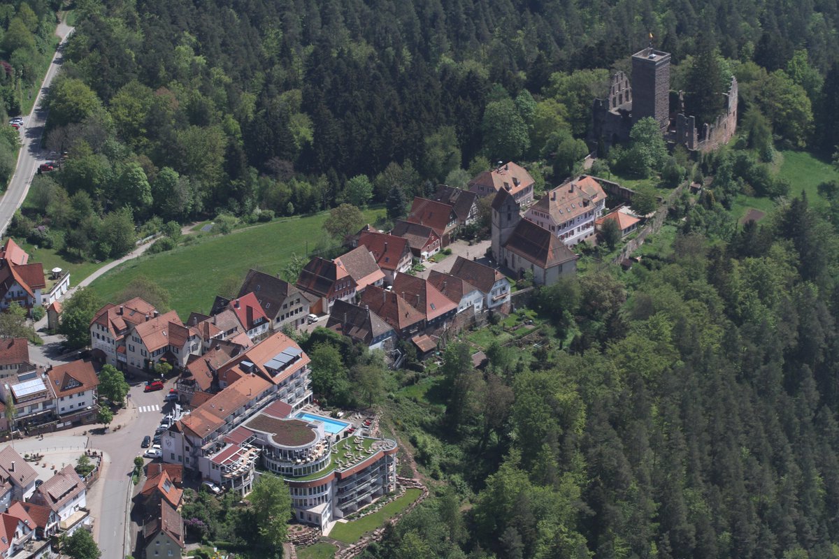 Der Sommer ist da und damit auch wieder Urlaub auf dem Zavelstein: berlins-hotel.de/4-Naechte-Somm…