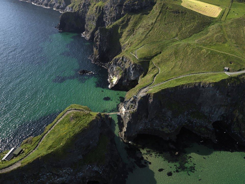 IrelandB4UDie's tweet photo. Here's an aerial shot of Northern Ireland's Carrick-a-Rede Rope Bridge! https://t.co/gF6pD3sAJi