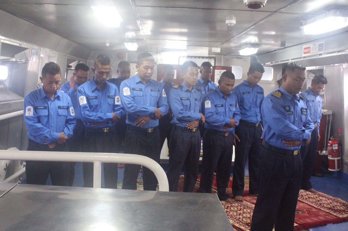 ahj6162's tweet photo. Salam Aidilfitri di Samudera Raya @KD_SriTiga @mykamarul @mawilla2 @NavyTheBest1 
 #keselamatan #kesejahteraan https://t.co/ow9m8WYN1S