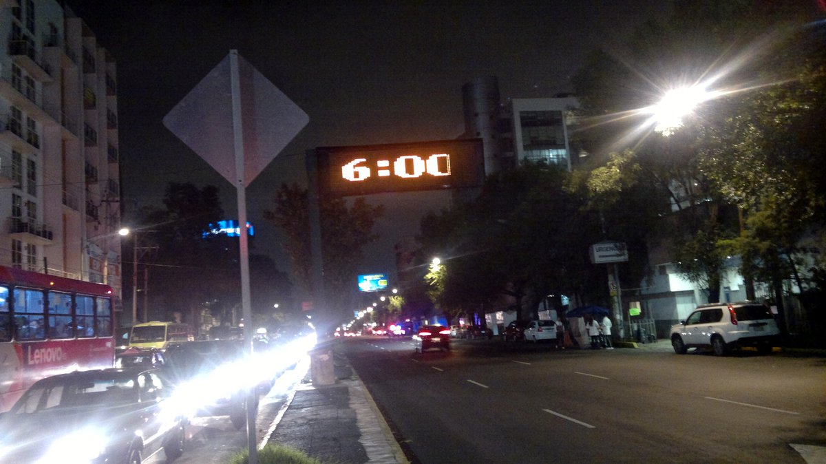 IAdiOnBass's tweet image. #MeBloqueasPor no confiar ciegamente en la tecnología. Foto de las 21:15PM #desprogramado #CDMX #NoEsLaHora