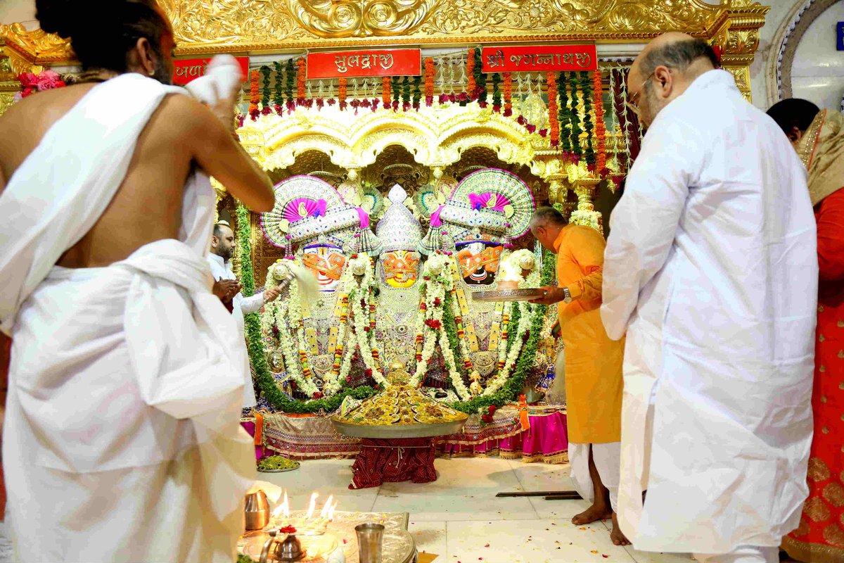 AmitShah's tweet photo. जगन्नाथ रथ यात्रा के शुभावसर पर आज अहमदाबाद के जगन्नाथ मंदिर की मंगला आरती में सम्मलित होने का सौभाग्य प्राप्त हुआ| https://t.co/yjwLFrA4mh