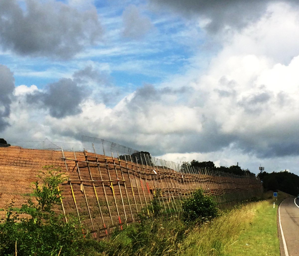 Maccaferri_UK's tweet image. #Maccaferri Green #Terramesh and #Paradrain using cohesive site won material along M40 for Bellway/M Lambe