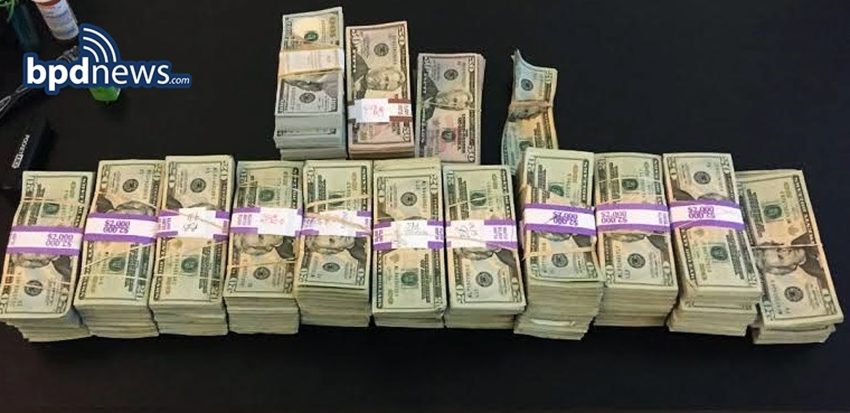 #Boston #taxidriver finds $187k in #cashleft in #cab, helps return it to owner.<a href="/BostonDotCom/">Boston.com</a> goo.gl/DaWqpy