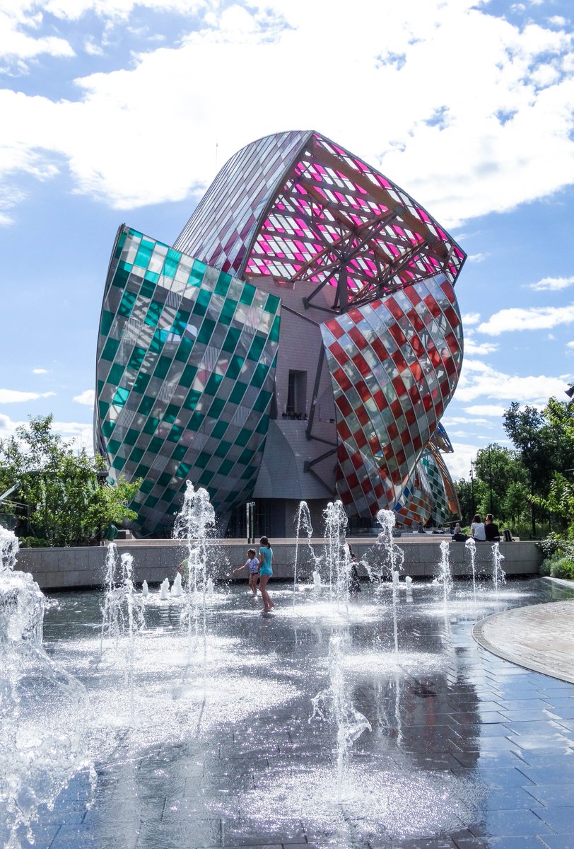 traveletsmile's tweet photo. Visite de la @FondationLV superbe expo de #Buren et des artistes chinois #engagement #art #contemporain @Paris https://t.co/mUEQI1t8zx