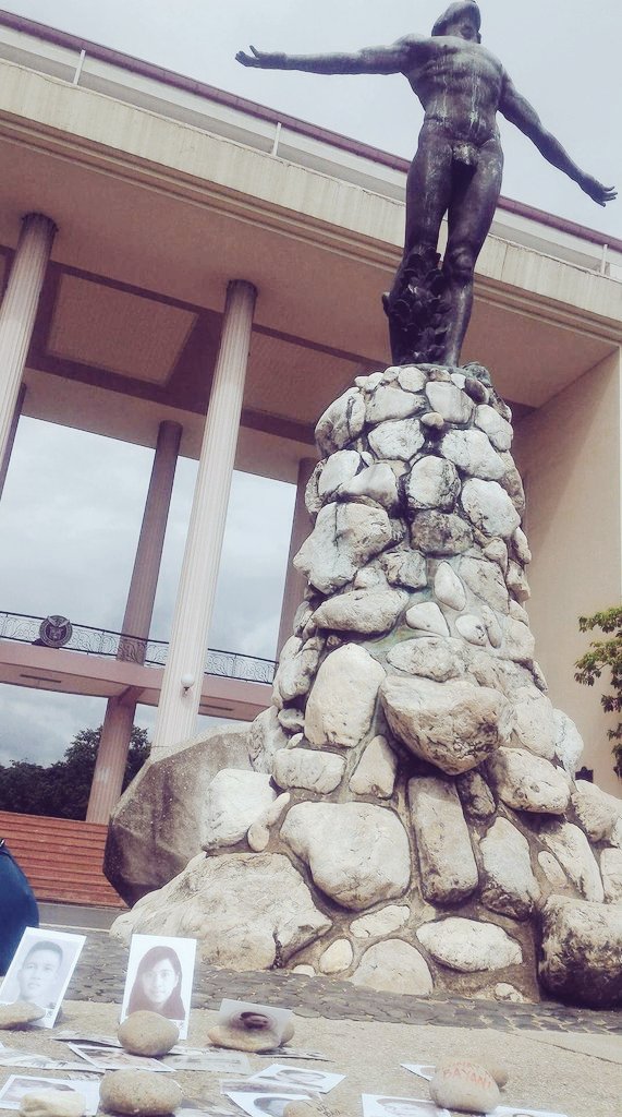 ml_chronicles's tweet image. NOW: #BawatBato in UP Diliman.Bisitahin si #Oble &amp;amp; bigyang-parangal ang tunay na bayani #NeverAgain #MarcosNotAHero