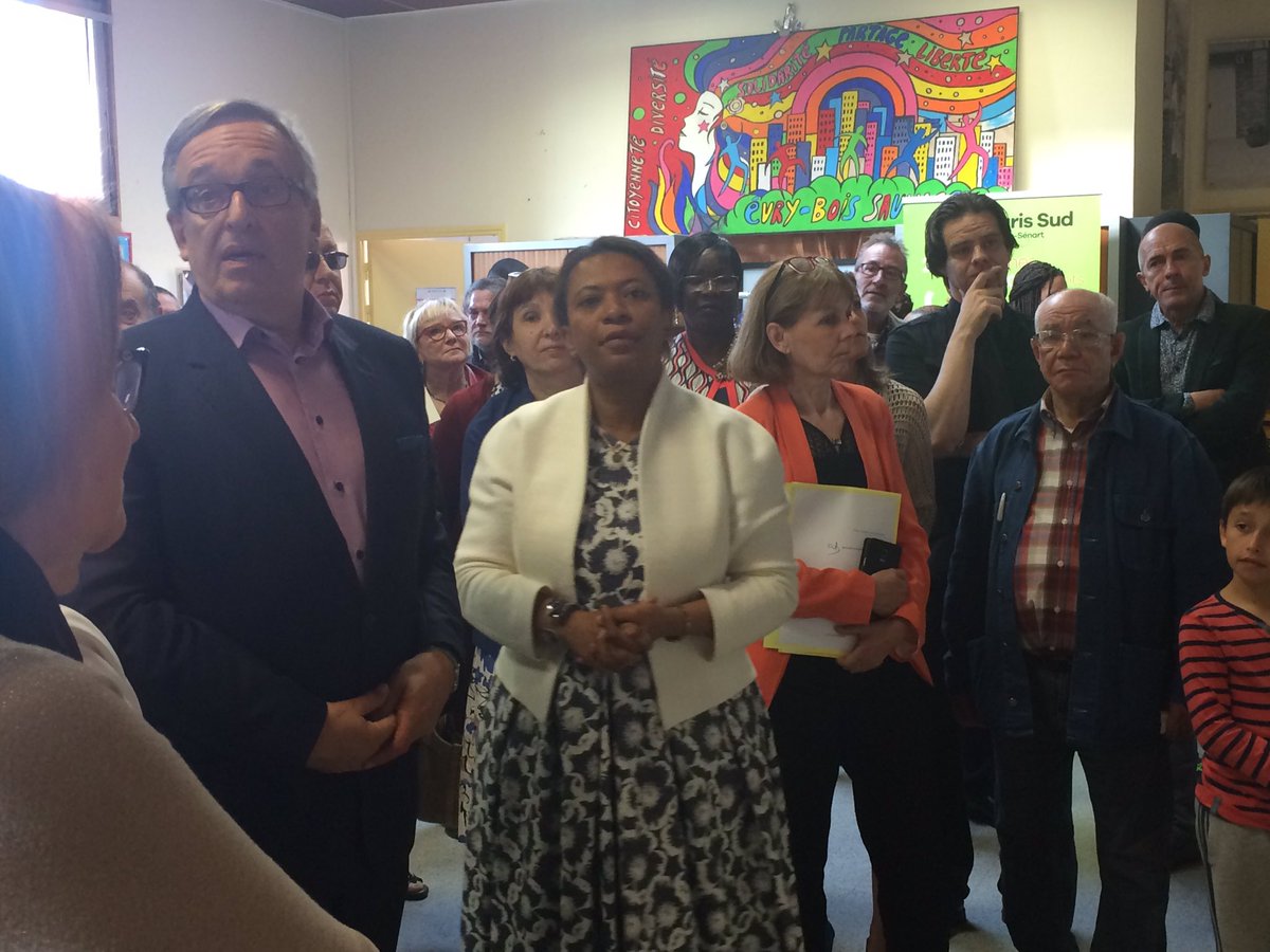 grandparissud's tweet photo. Ce matin @HeleneGeoffroy SE à la Ville visite le quartier du Bois Sauvage à @VilledEvry avec @fchouat @PREFECTURE91 https://t.co/bk7ZDCHKY0