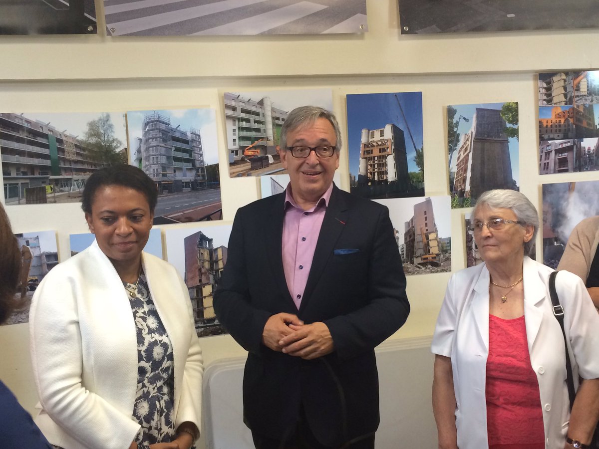 grandparissud's tweet photo. Ce matin @HeleneGeoffroy SE à la Ville visite le quartier du Bois Sauvage à @VilledEvry avec @fchouat @PREFECTURE91 https://t.co/bk7ZDCHKY0