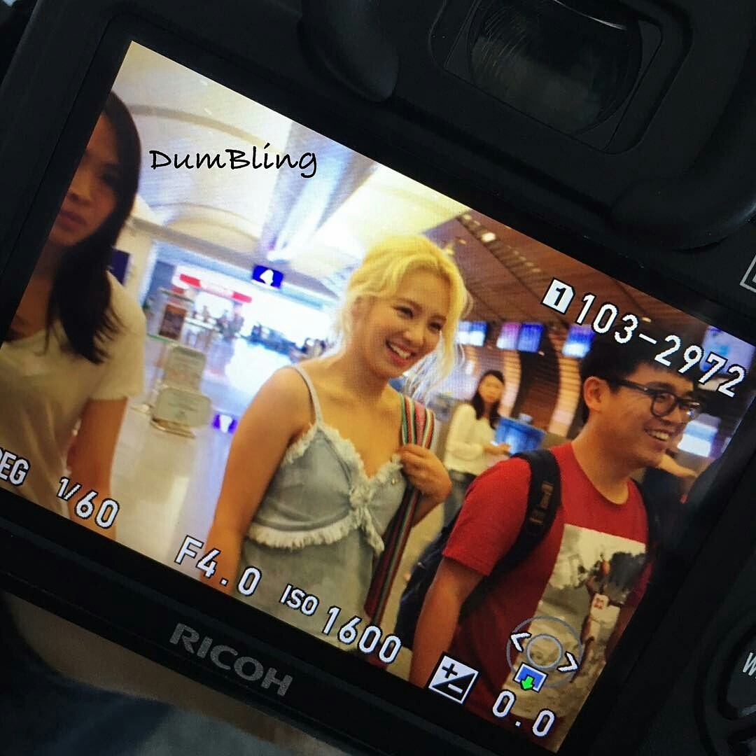 [PIC][06-07-2016]HyoYeon khởi hành đi Hồng Kông để tham dự khai trương chi nhánh mới của "Absolute New York" vào chiều nay CmqlZqcWAAAKln3