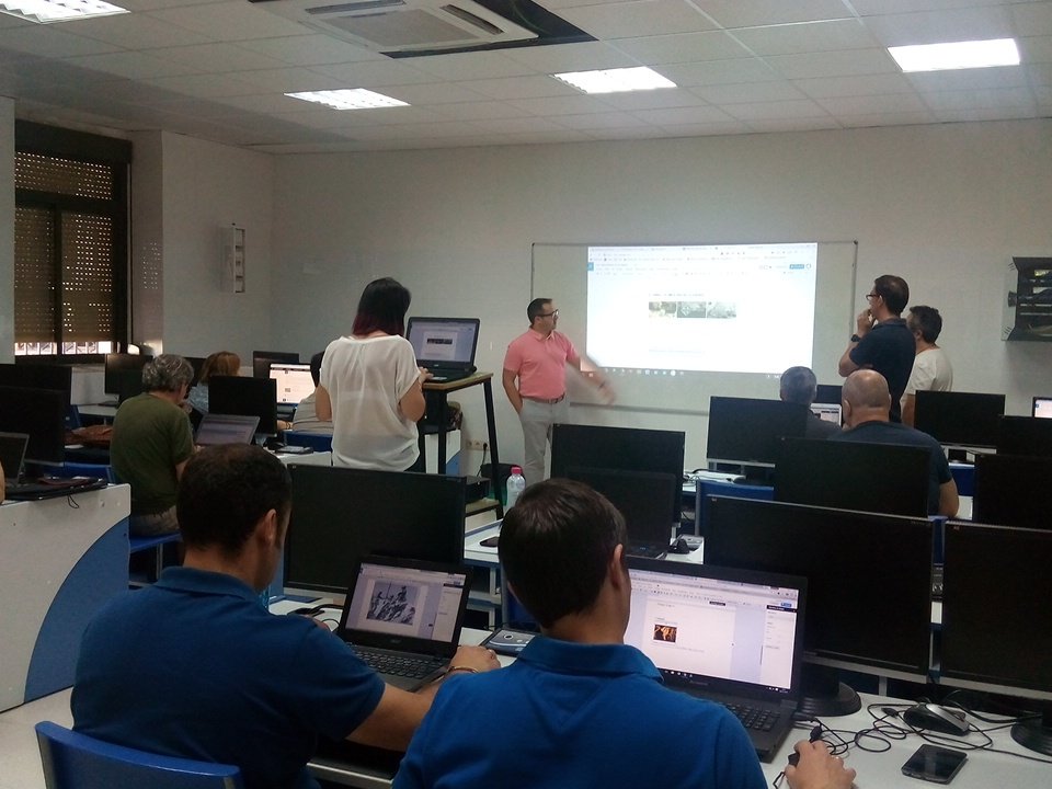 InmaBP13's tweet photo. Nuestro profesorado se sigue actualizando, ya tenemos ideas nuevas para el curso que viene @SafaVerano #evsafa2016 https://t.co/TnnTDC9k7X