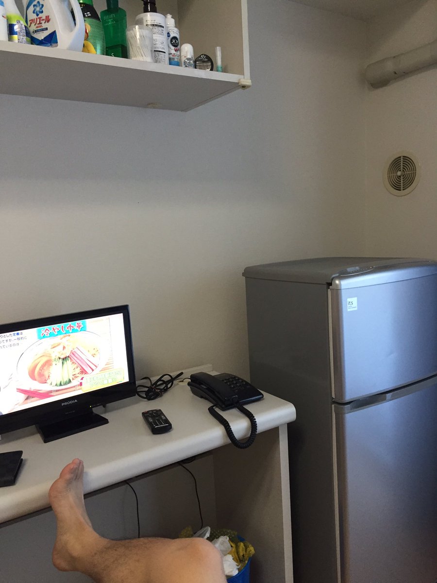 テレビと冷蔵庫届いた(レンタルだけど)てか、テレビちっちゃΣ（ﾟдﾟlll）給料入ったら、テレビ買お