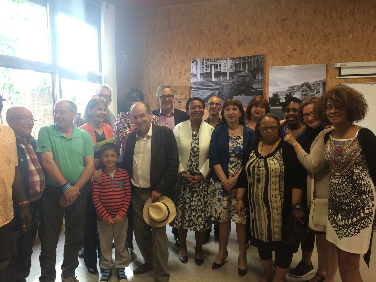 grandparissud's tweet photo. La SE à la Ville @HeleneGeoffroy et @fchouat rencontrent les habitants du Bois Sauvage à @VilledEvry @PREFECTURE91 https://t.co/rTSsErpFa9