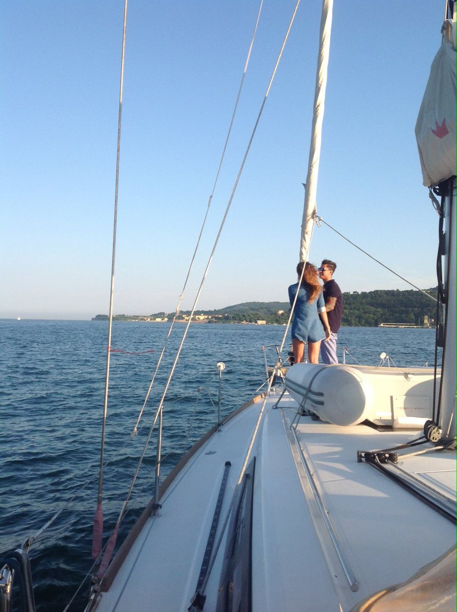MySailingWeek's tweet photo. Oggi è la giornata mondiale del bacio e noi vogliamo festeggiarlo così. #BarcaAVela,#giornataDelBacio,#CinqueTerre https://t.co/aMdsrwYTF0