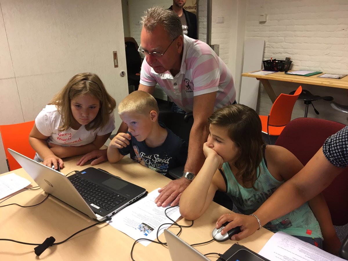 KcTalentnl's tweet photo. En ook lasersnijden en @littleBits #steenwijk #kennislab https://t.co/cbVnZwbIpK