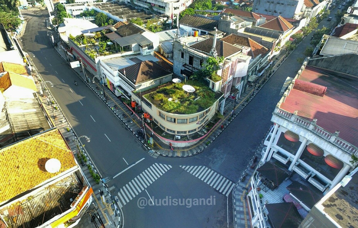 infobdg's tweet photo. Via @dudisugandi : Keindahan persimpangan Braga nan hening di pagi lebaran, 6.7.2016 https://t.co/f26lSUHwt1