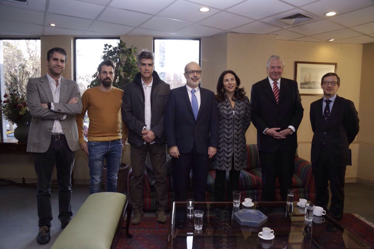 Min_Hacienda's tweet photo. Ministro Valdés junto a presidente @SofofaNet y Alejandro Aravena previo a seminario #ChileExportaServicios https://t.co/tz6ZVzGdj5