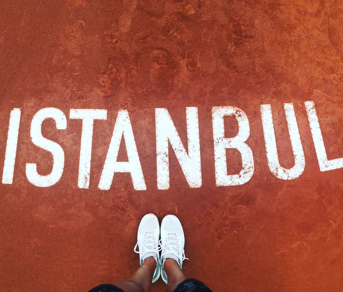 CaglaBuyukakcay's tweet photo. Toprağa dönüş 😄👋🏻 #backtoclay #myfavorite #istanbul ❤️ https://t.co/abFCu5X26n