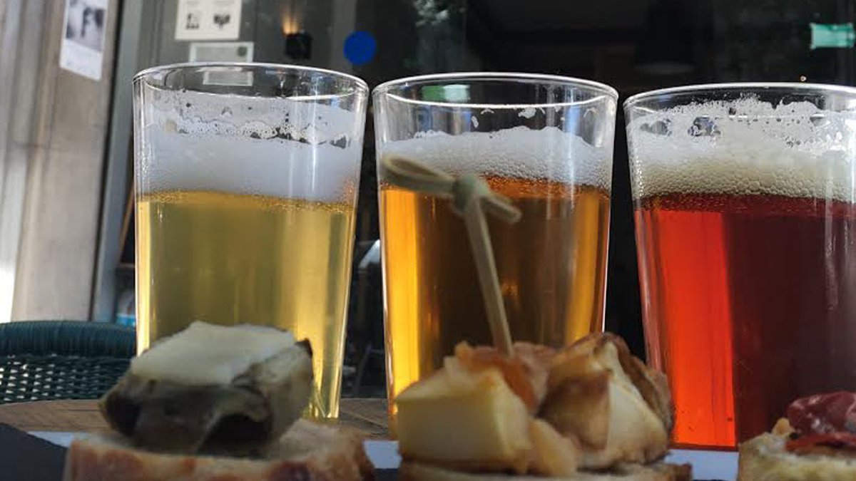 wegobcn's tweet photo. ¡La cerveza artesana en #Barcelona sube como la espuma! Aquí tienes 5 bares imprescindibles: https://t.co/JifxjKpSmQ https://t.co/2X4sP2nPDN