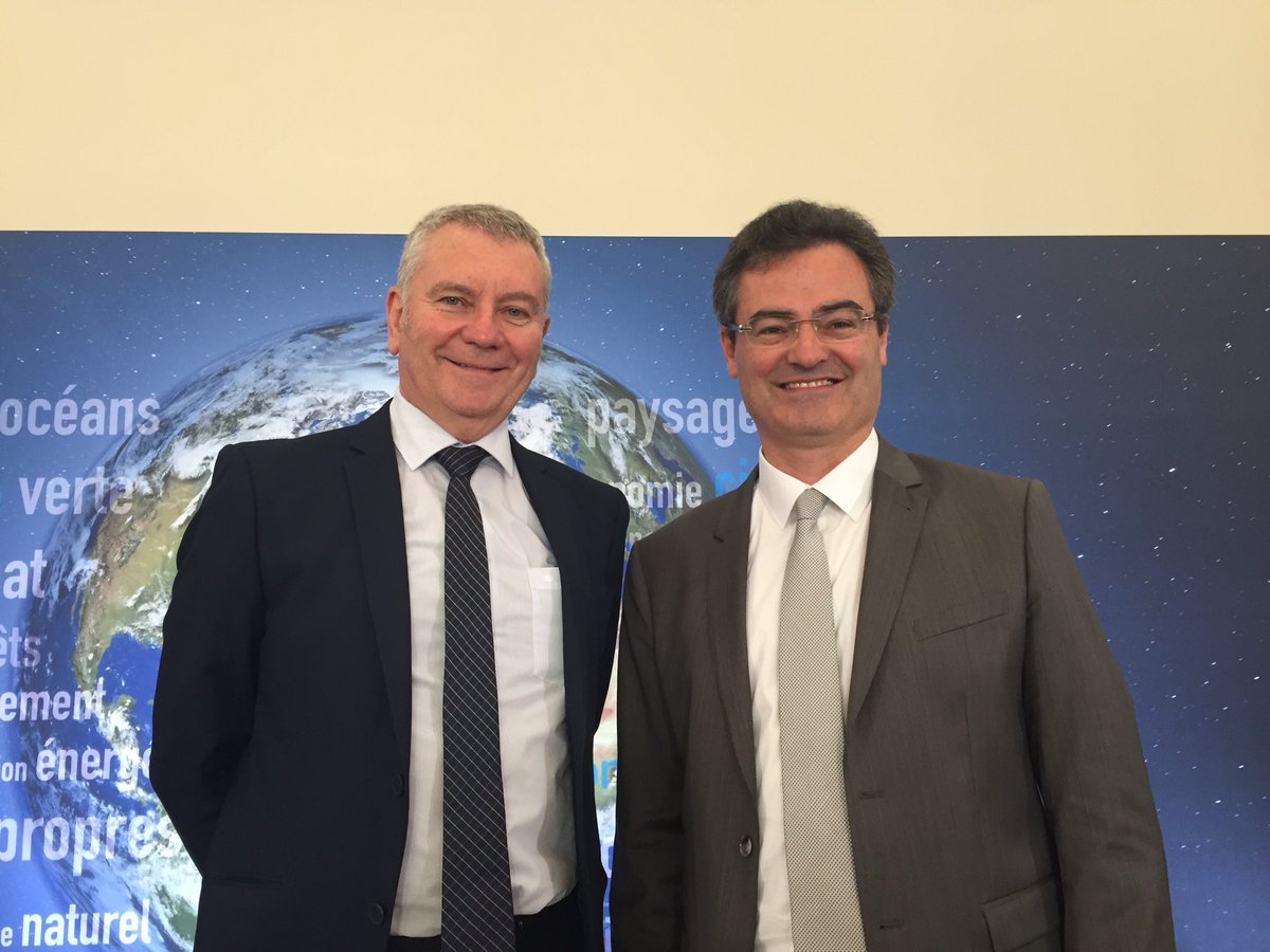 FHervochon's tweet photo. Grand plaisir de rencontrer le Maire de Reze @gerardallard à la cérémonie de signature #TCPV avec @RoyalSegolene 3/3 https://t.co/JlkJicYyLJ